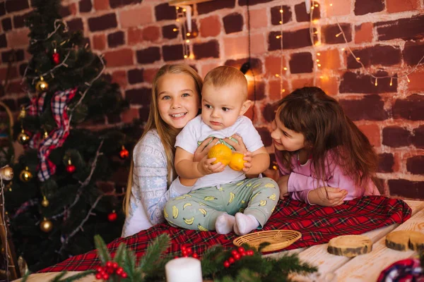 Mignonnes Sœurs Petit Frère Pyjama Amusent Dans Cuisine Côté Table — Photo