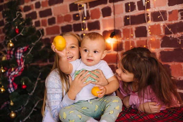 Die Süßen Schwestern Und Der Kleine Bruder Schlafanzug Amüsieren Sich — Stockfoto