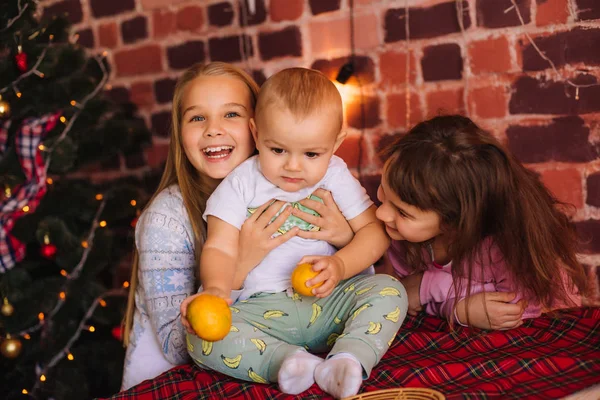 Mignonnes Sœurs Petit Frère Pyjama Amusent Dans Cuisine Côté Table — Photo