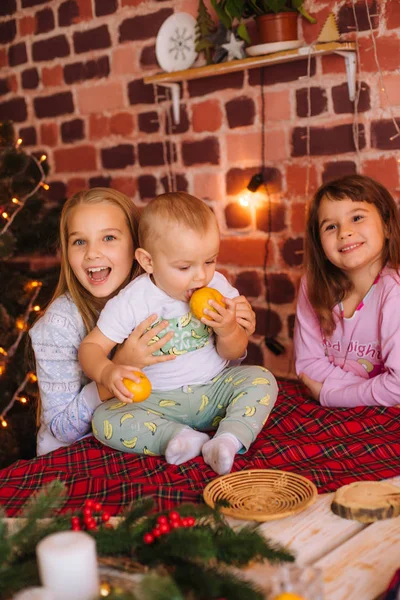 Roztomilé Sestry Bratříček Pyžamu Baví Kuchyni Stolu Perníkovými Sušenkami Mandarinkami — Stock fotografie