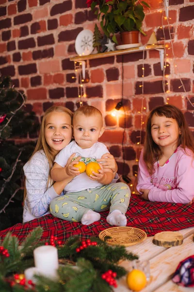 Милые Сестры Младший Брат Пижаме Веселятся Кухне Стола Пряничным Печеньем — стоковое фото