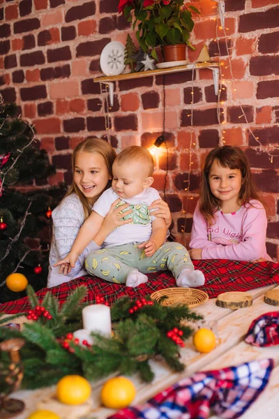 파자마를 귀여운 자매들 남동생들은 부엌에서 진저브레드 크리스마스 바늘로 장식된 참외등으로 — 스톡 사진
