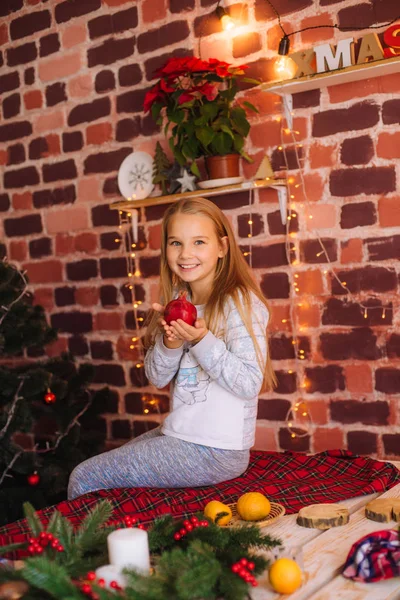 Menina Bonito Pijama Divertindo Cozinha Mesa Com Biscoitos Gengibre Tangerinas — Fotografia de Stock