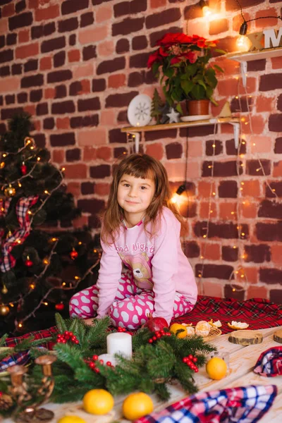 Roztomilá Holčička Pyžamu Baví Kuchyni Stolu Perníkovými Sušenkami Mandarinkami Doma — Stock fotografie