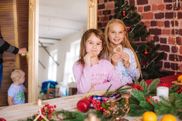 Cute Sisters Pajamas Have Fun Kitchen Table Gingerbread Cookies Tangerines — Stock Photo, Image