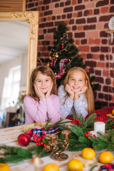 Cute Sisters Pajamas Have Fun Kitchen Table Gingerbread Cookies Tangerines — Stock Photo, Image