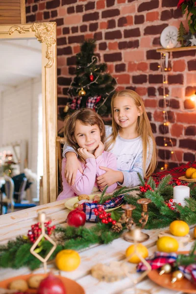Roztomilé Sestry Pyžamu Baví Kuchyni Stolu Perníkovými Sušenkami Mandarinkami Doma — Stock fotografie