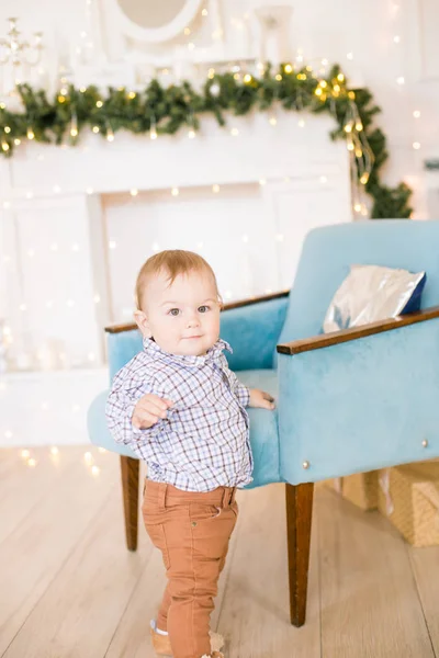 Cute Little Boy Przez Choinkę Kominek Ozdobiony Girlandy Prezenty Świąteczny — Zdjęcie stockowe