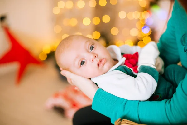 Krásná Mladá Matka Rudými Vlasy Drží Dítě Náručí Doma Místnosti — Stock fotografie