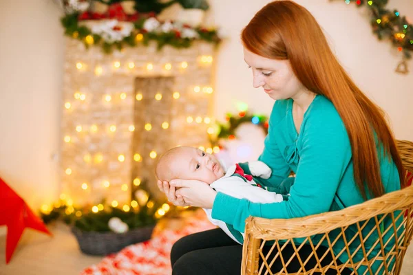 Krásná Mladá Matka Rudými Vlasy Drží Dítě Náručí Doma Místnosti — Stock fotografie