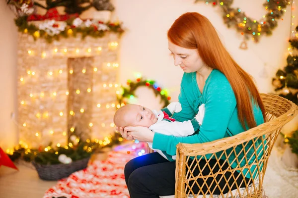 Krásná Mladá Matka Rudými Vlasy Drží Dítě Náručí Doma Místnosti — Stock fotografie