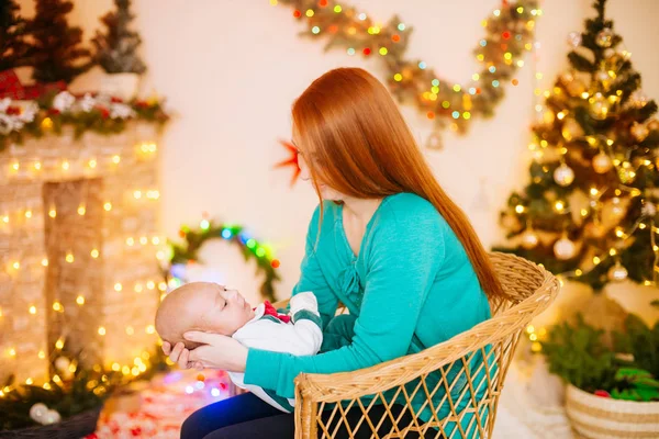 Die Schöne Junge Mutter Mit Den Roten Haaren Hält Hause — Stockfoto