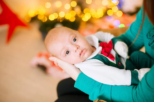 Mooie Jonge Moeder Met Rood Haar Houdt Een Baby Haar — Stockfoto