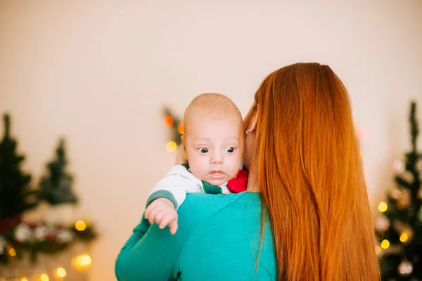 Die Schöne Junge Mutter Mit Den Roten Haaren Hält Hause — Stockfoto