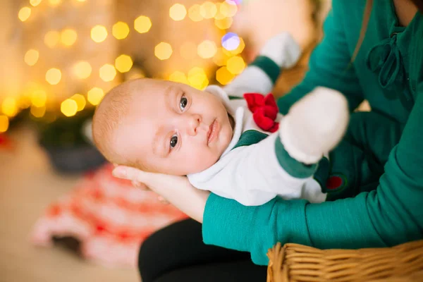 아름다운 머리의 어머니는 크리스마스 바늘로 장식된 안에서 집에서 아기를 엄마가 — 스톡 사진