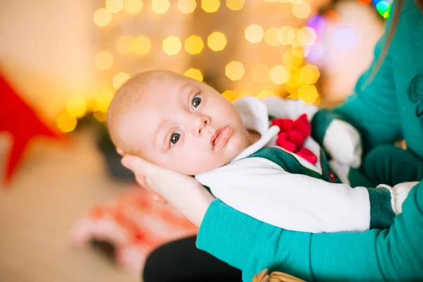 Mooie Jonge Moeder Met Rood Haar Houdt Een Baby Haar — Stockfoto