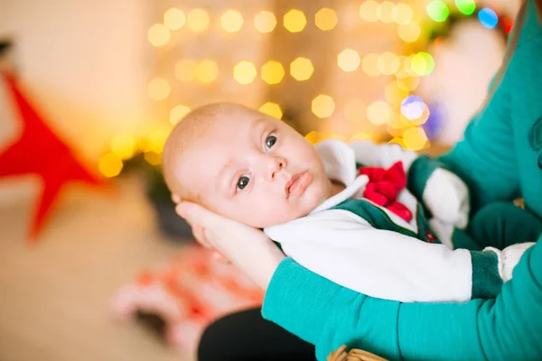 Krásná Mladá Matka Rudými Vlasy Drží Dítě Náručí Doma Místnosti — Stock fotografie