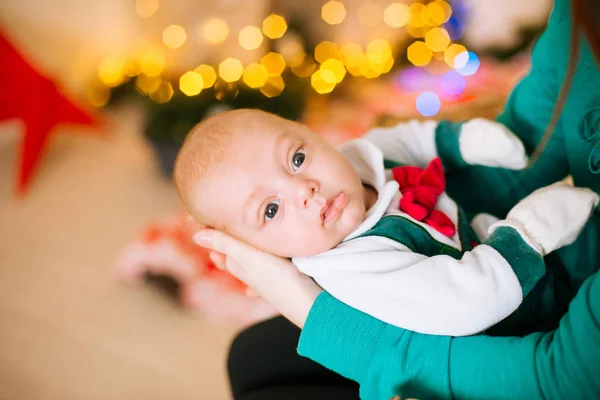 Mooie Jonge Moeder Met Rood Haar Houdt Een Baby Haar — Stockfoto