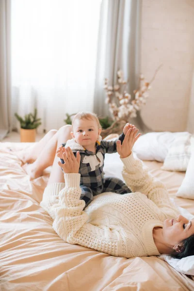 Молода Мати Маленький Син Малюк Скандинавській Спальні Прикрашені Різдвяними Садами — стокове фото