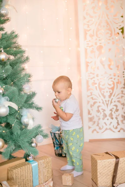 Mignon Petit Garçon Près Sapin Noël Cheminée Décorée Avec Des — Photo