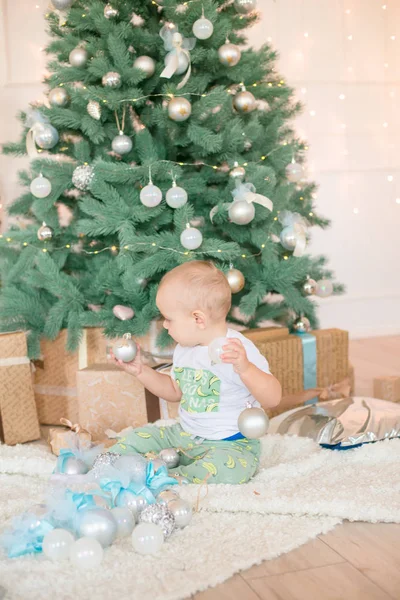 Söt Liten Pojke Vid Granen Och Öppen Spis Dekorerad Med — Stockfoto