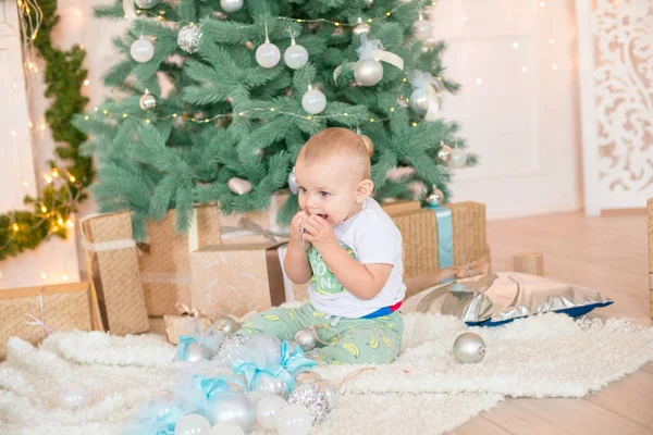 Söt Liten Pojke Vid Granen Och Öppen Spis Dekorerad Med — Stockfoto