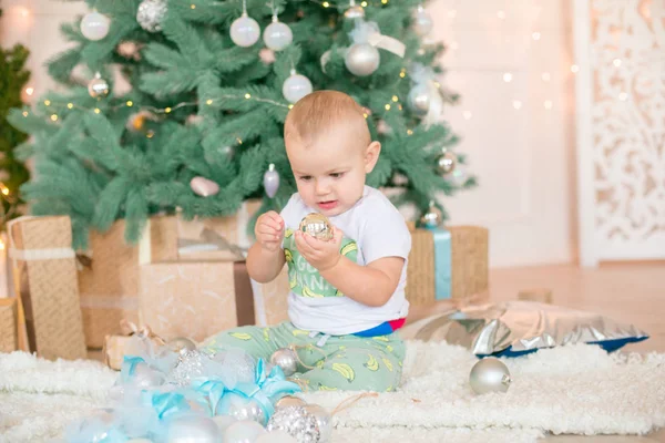 Noel Ağacı Çelenk Hediyelerle Süslenmiş Şöminenin Yanında Tatlı Bir Çocuk — Stok fotoğraf