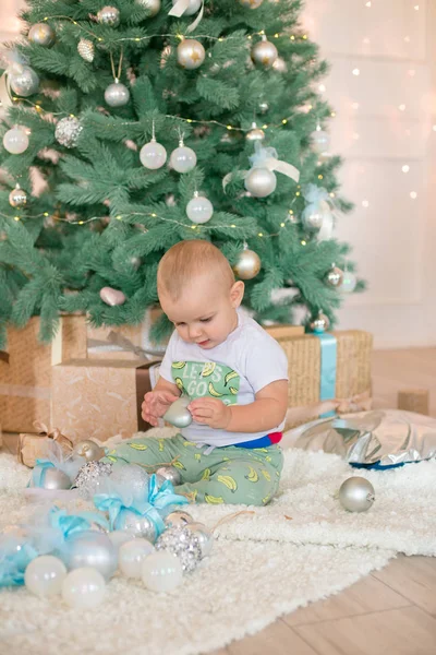 Милий Маленький Хлопчик Біля Ялинки Каміну Прикрашений Гірляндами Подарунками Різдвяний — стокове фото