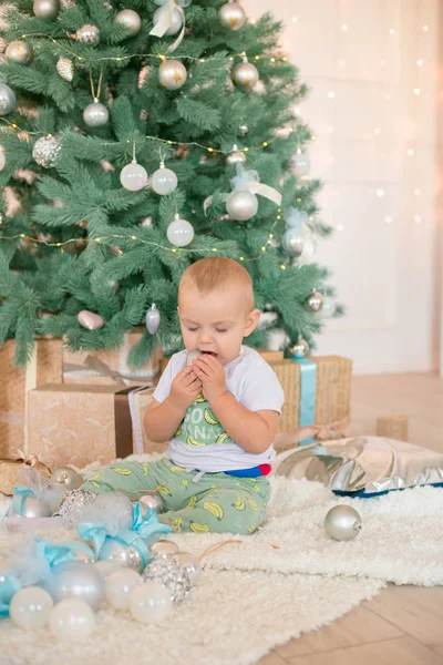 Cute Little Boy Przez Choinkę Kominek Ozdobiony Girlandy Prezenty Świąteczny — Zdjęcie stockowe