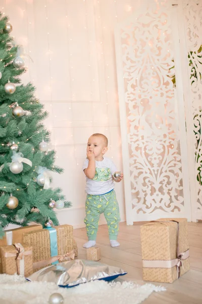 Roztomilý Chlapeček Vánočního Stromečku Krbu Zdobeného Věnci Dárky Vánoční Nálada — Stock fotografie