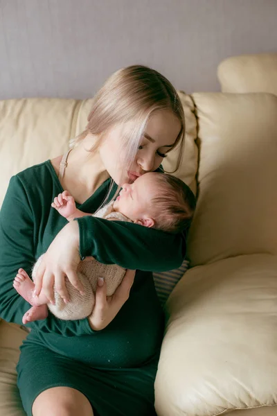 Junge Schöne Blonde Haarmamaso Mit Einem Baby Arm Hause Glückliche — Stockfoto