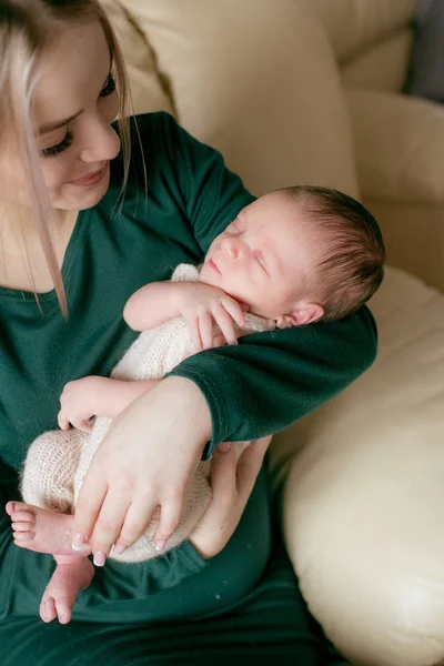 Jonge Mooie Blonde Haar Mamaso Met Een Baby Haar Armen — Stockfoto