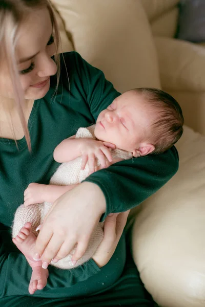 Ung Vacker Blond Hår Mamaso Med Baby Famnen Hemma Lyckligt — Stockfoto