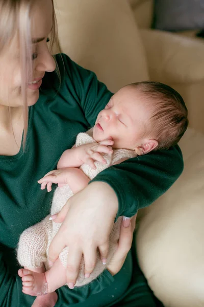 Junge Schöne Blonde Haarmamaso Mit Einem Baby Arm Hause Glückliche — Stockfoto