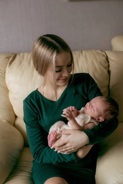 Joven Hermosa Mamaso Pelo Rubio Con Bebé Sus Brazos Casa —  Fotos de Stock