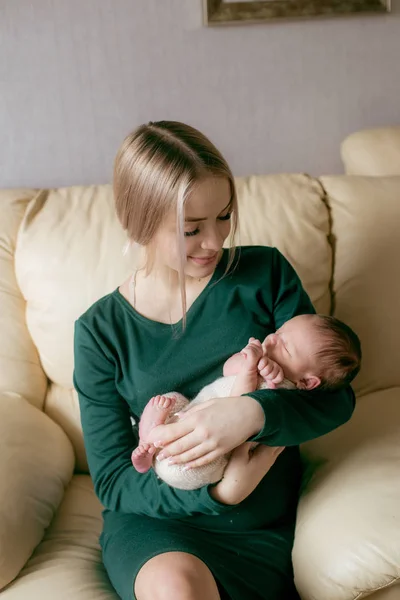 Joven Hermosa Mamaso Pelo Rubio Con Bebé Sus Brazos Casa —  Fotos de Stock