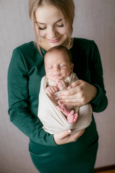 Junge Schöne Blonde Haarmamaso Mit Einem Baby Arm Hause Glückliche — Stockfoto