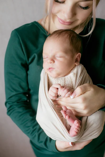 Junge Schöne Blonde Haarmamaso Mit Einem Baby Arm Hause Glückliche — Stockfoto