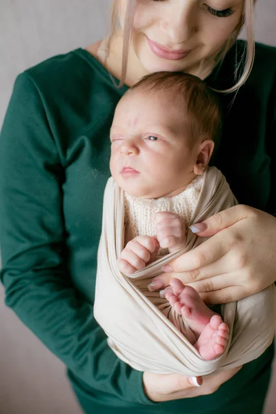 Evinde Kucağında Bir Bebekle Güzel Sarı Saçlı Mamaso Mutlu Annelik — Stok fotoğraf