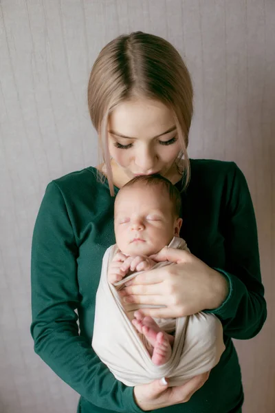 Jovem Lindo Cabelo Loiro Mamaso Com Bebê Seus Braços Casa — Fotografia de Stock