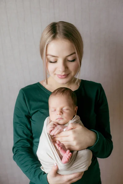 Μια Νεαρή Όμορφη Ξανθιά Ένα Μωρό Στην Αγκαλιά Της Στο — Φωτογραφία Αρχείου