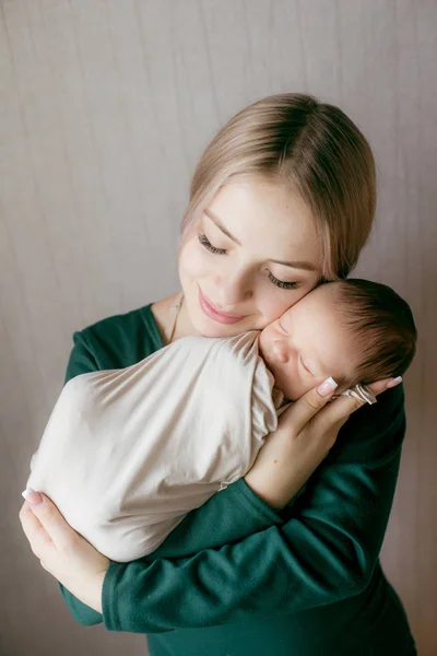 Evinde Kucağında Bir Bebekle Güzel Sarı Saçlı Mamaso Mutlu Annelik — Stok fotoğraf