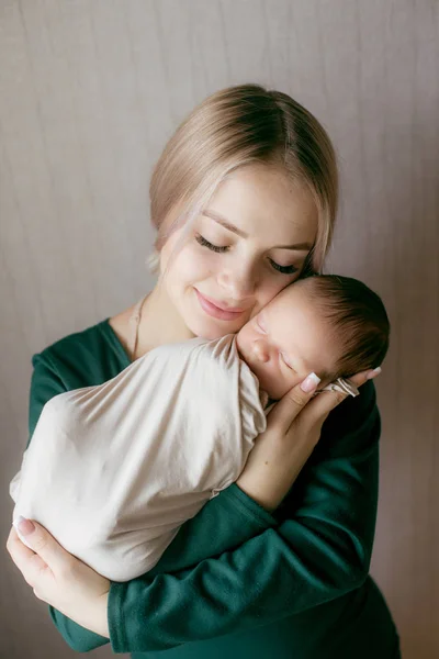 Joven Hermosa Mamaso Pelo Rubio Con Bebé Sus Brazos Casa —  Fotos de Stock