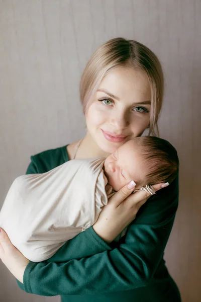 Jeune Belle Mamaso Blonde Aux Cheveux Avec Bébé Dans Les — Photo