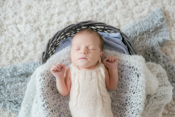 Leuke Kleine Baby Ligt Thuis Een Wit Pluizig Tapijt Een — Stockfoto