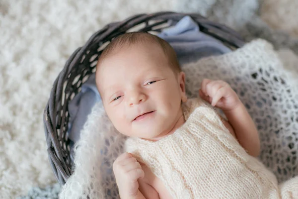 Bebê Pequeno Bonito Encontra Casa Tapete Macio Branco Uma Cesta — Fotografia de Stock