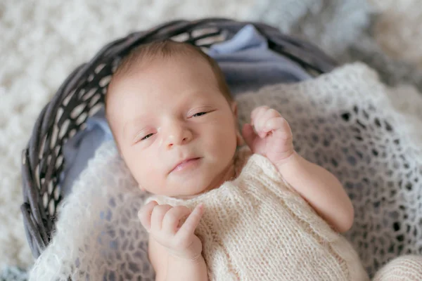 Carino Piccolo Bambino Trova Casa Tappeto Bianco Soffice Cesto Vimini — Foto Stock