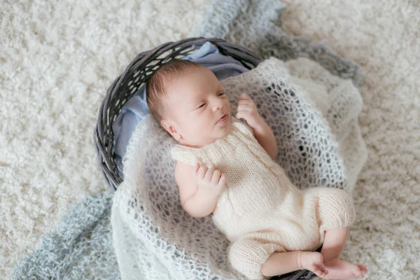 Lindo Bebé Encuentra Casa Una Alfombra Mullida Blanca Una Canasta —  Fotos de Stock