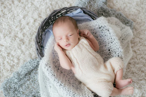 Cute Little Baby Leży Domu Białym Puszystym Dywanie Wiklinowym Koszu — Zdjęcie stockowe