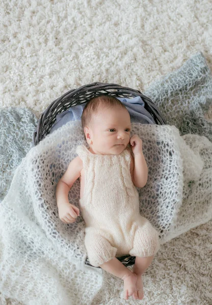 Mignon Petit Bébé Trouve Maison Sur Tapis Moelleux Blanc Dans — Photo